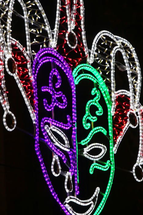 La principal calle del centro de Málaga ya luce los motivos carnavalescos, máscaras y antifaces, con motivo de la Fiesta del Invierno Cálido de la ciudad