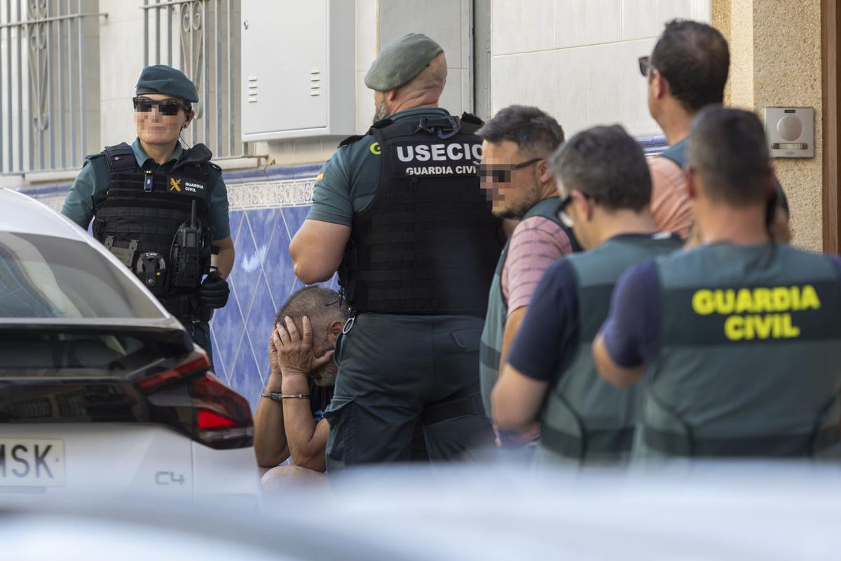 La Guardia Civil registra el domicilio del detenido por el doble crimen de Mijas La Guardia Civil registra el domicilio del detenido por el doble crimen de Mijas
