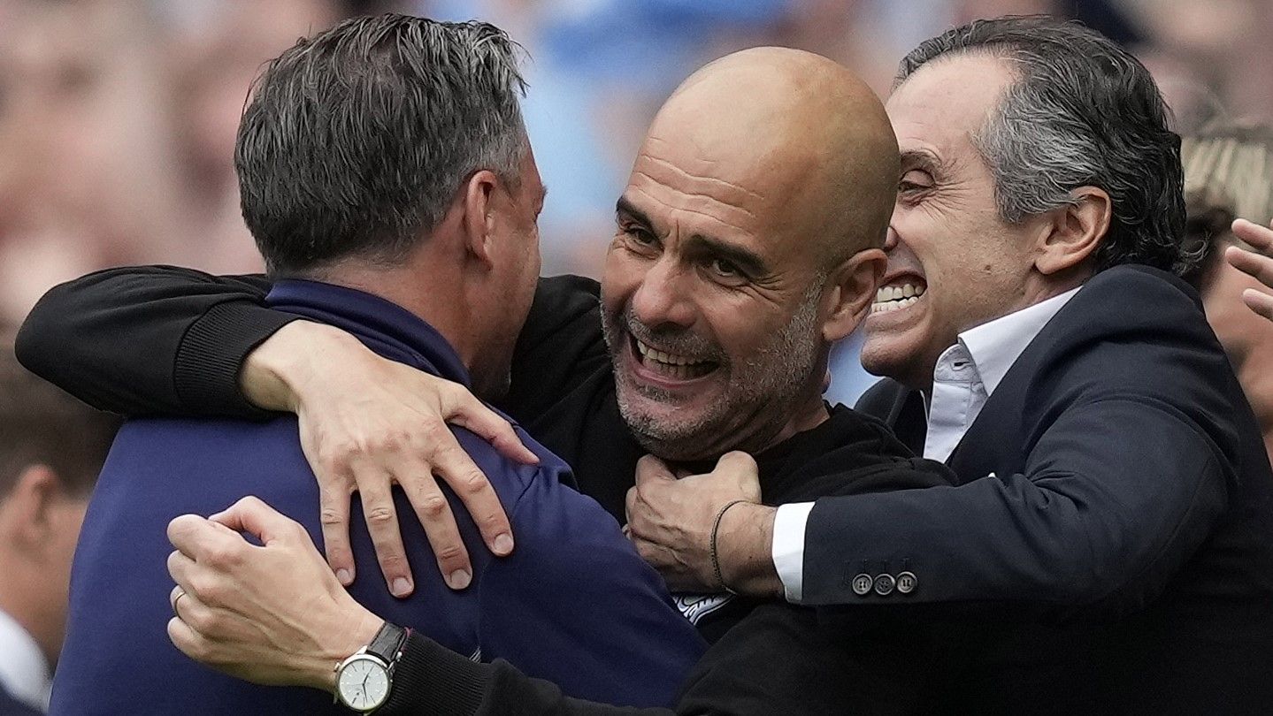 Manchester City vs Aston Villa Manchester (United Kingdom), 22/05/2022.- Manchester City's manager Pep Guardiola (C) celebrates after winning the English Premier League soccer match between Manchester City and Aston Villa in Manchester, Britain, 22 May 2022. (Reino Unido) EFE/EPA/ANDREW YATES EDITORIAL USE ONLY. No use with unauthorized audio, video, data, fixture lists, club/league logos or 'live' services. Online in-match use limited to 120 images, no video emulation. No use in betting, games or single club/league/player publications