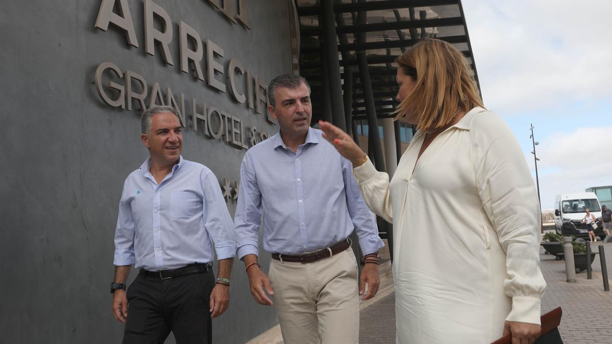 El presidente del PP de Canarias, Manuel Domínguez, y el coordinador del Partido Popular, Elías Bendodo.