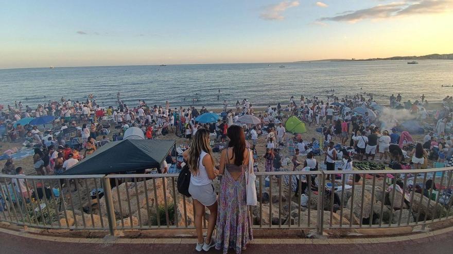 Miles de personas celebrando el pasado domingo la Nit de Sant Joan en la playa de Can Pere Antoni.