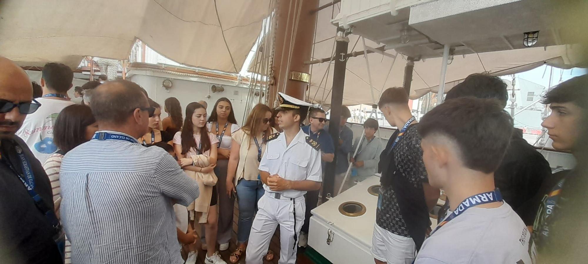 Los estudiantes del instituto de Vegadeo son recibidos en el “Elcano”