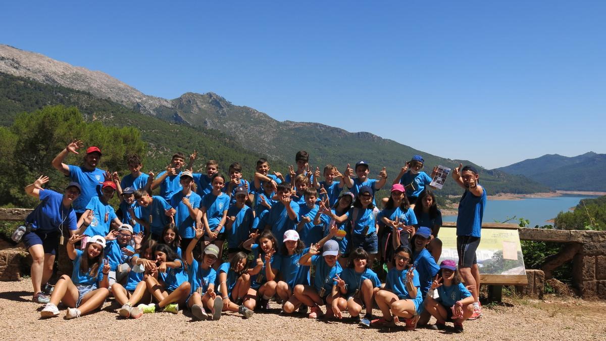 Este campamento tiene lugar en el Parque Natural de Cazorla y está dirigido a niños de 8 a 14 años. 