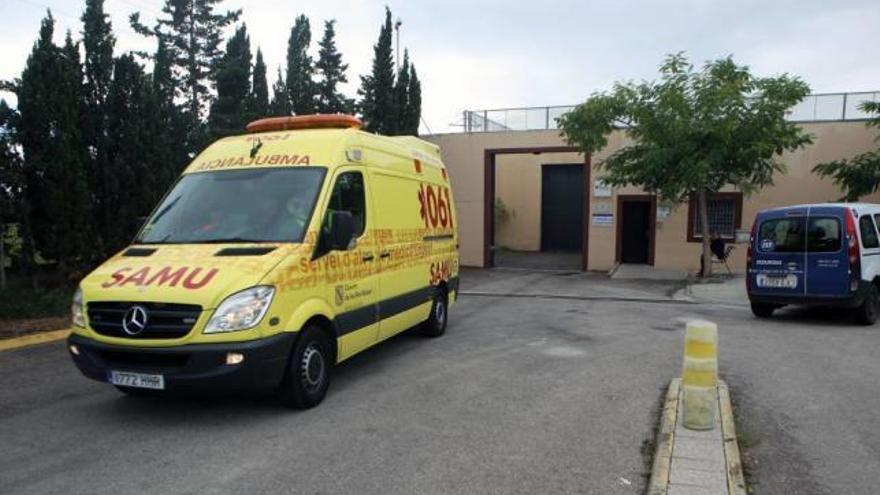 Una ambulancia del 061 sale del centro de menores de es Pinaret, en Marratxí.