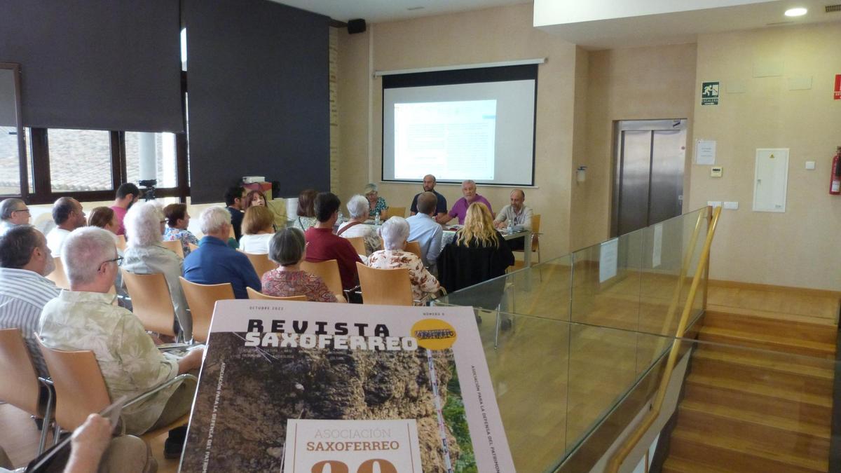 Rosa María García, Emilio Navarro, Juan Ruiz y Juan Antonio Zamora, durante la presentación de la publicación.