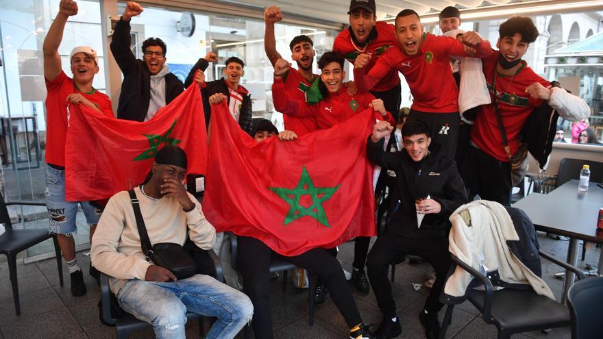 La afición marroquí en A Coruña celebra el pase de su selección a los cuartos del Mundial de Qatar