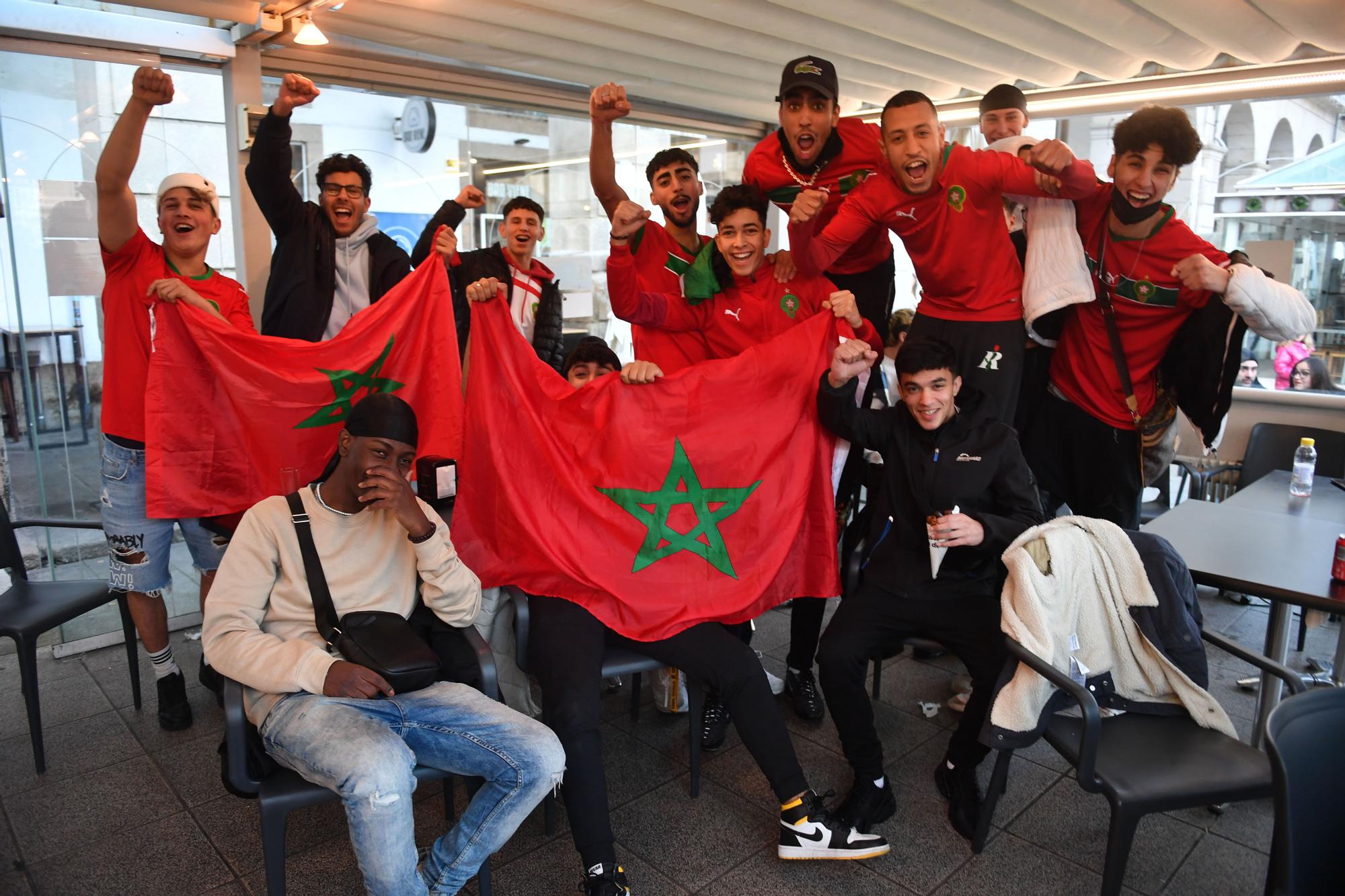 La afición marroquí en A Coruña celebra el pase de su selección a los cuartos del Mundial de Qatar