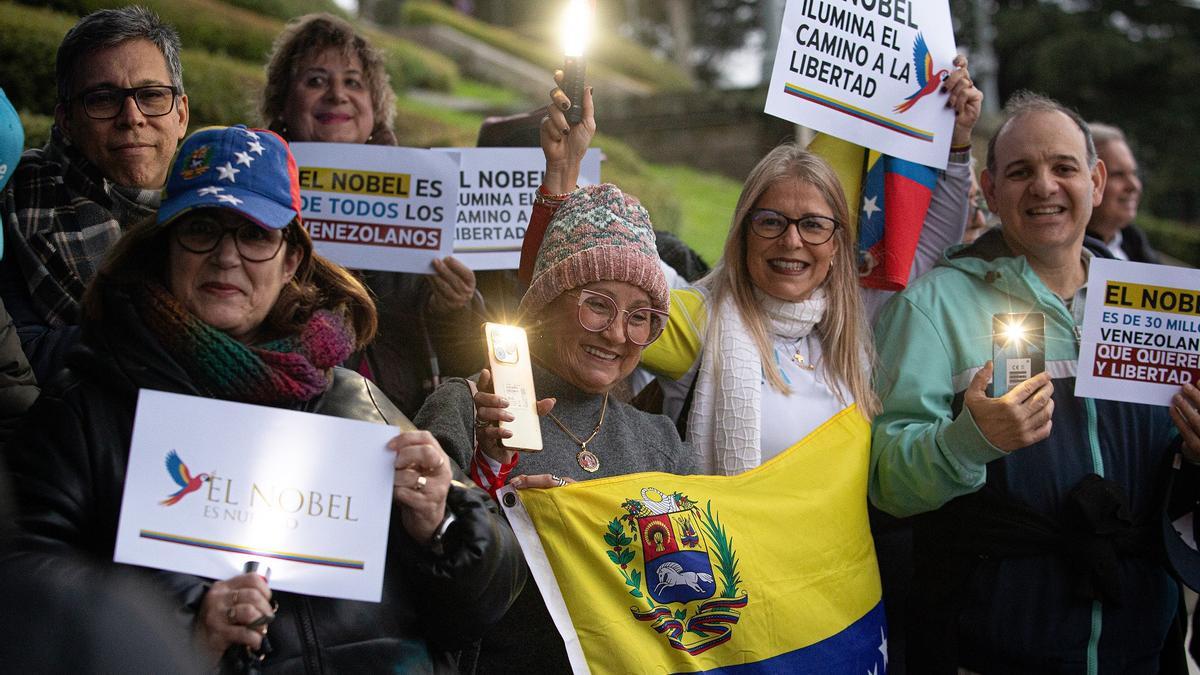 Manifestantes venezolanos, en la concentración en Vigo por María Corina Machado