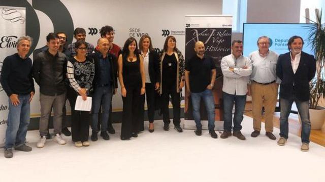 Foto de los premiados y autoridades en la Diputación.