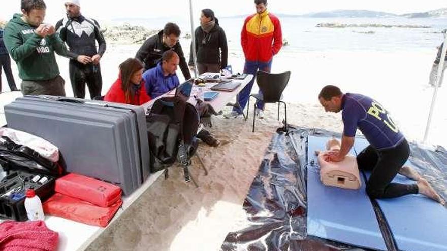 Simulacro de reanimación ayer en la playa Tombo do Gato.  // José Lores