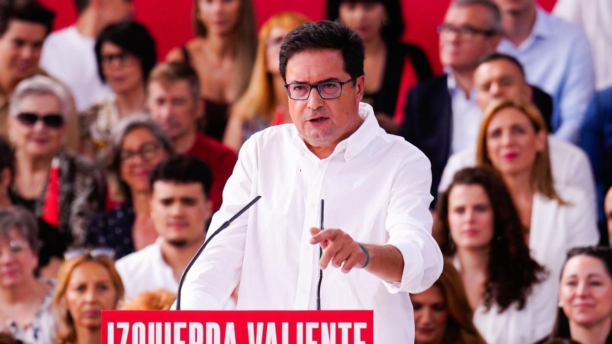 Óscar López contrapone «la dignidad de las calles» a «la indignidad de los áticos» en su puesta de largo contra Ayuso