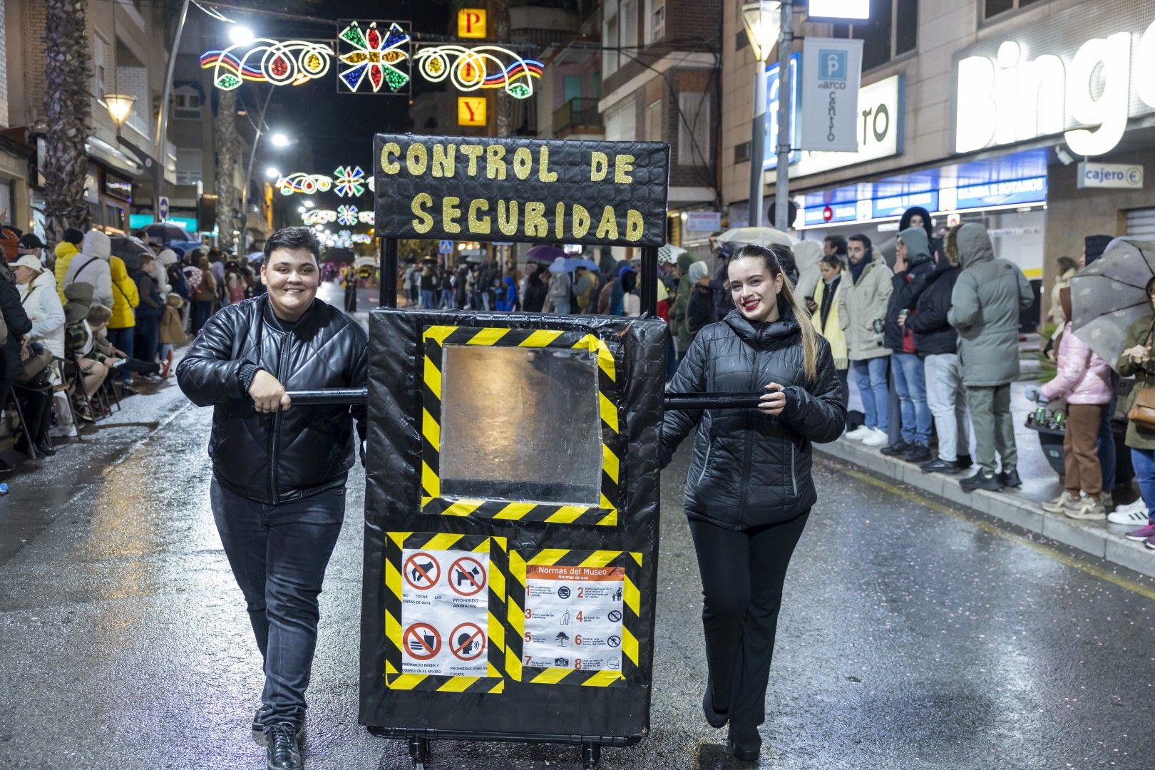 Aquí las mejores imágenes del desfile nocturno del Carnaval de Torrevieja 2025 que salió a la calle desafiando el viento y la lluvia