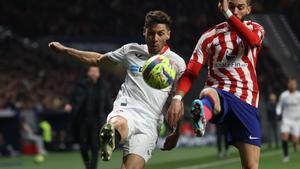 El sevillista Gonzalo Montiel pugna por un balón con Yannick Carrasco en un partido contra el Atlético en el Metropolitano el pasado 4 de marzo