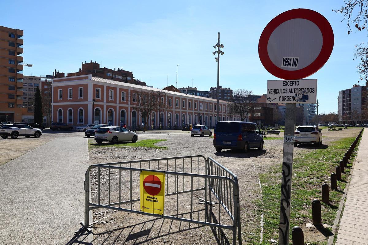 En la zona está prohibido aparcar, tal y como determinan las señales.