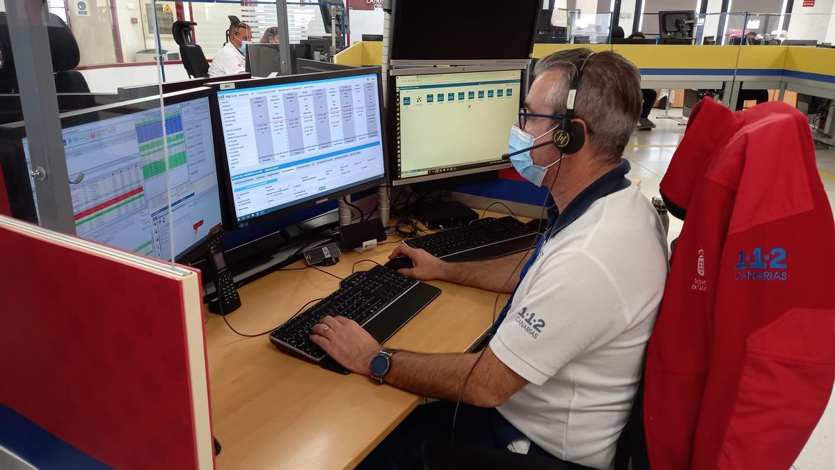 Un trabajador del servicio del 1-1-2 Canarias.