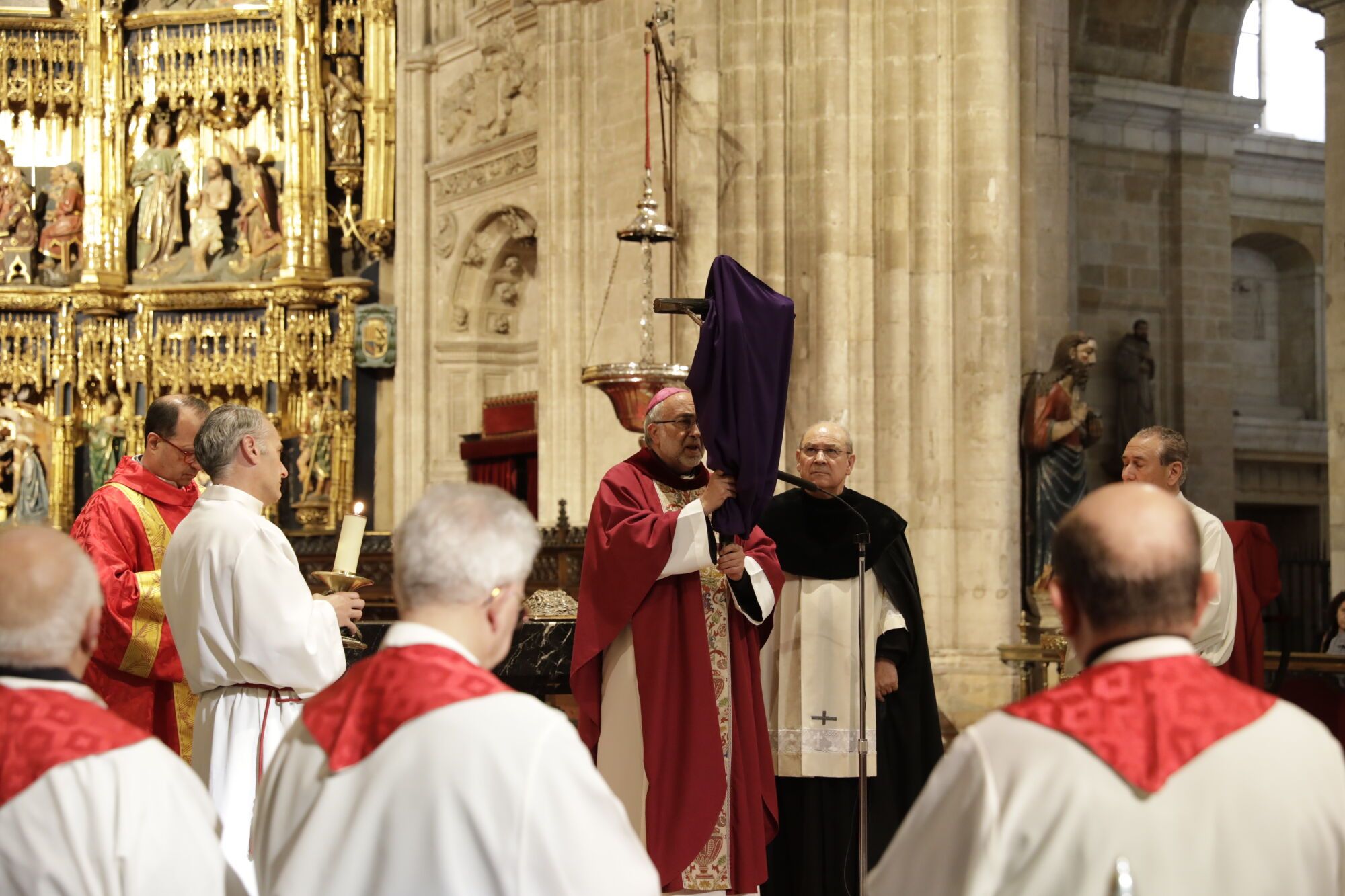 El fervor por el Santo Sudario deja pequeña la Catedral en la misa mateína
