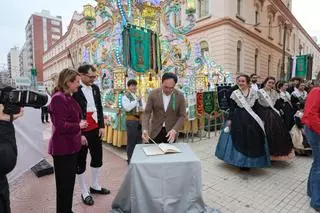 Pérez Llorca ratifica el apoyo de la Generalitat para "proteger nuestras señas de identidad como son las fiestas de la Magdalena"