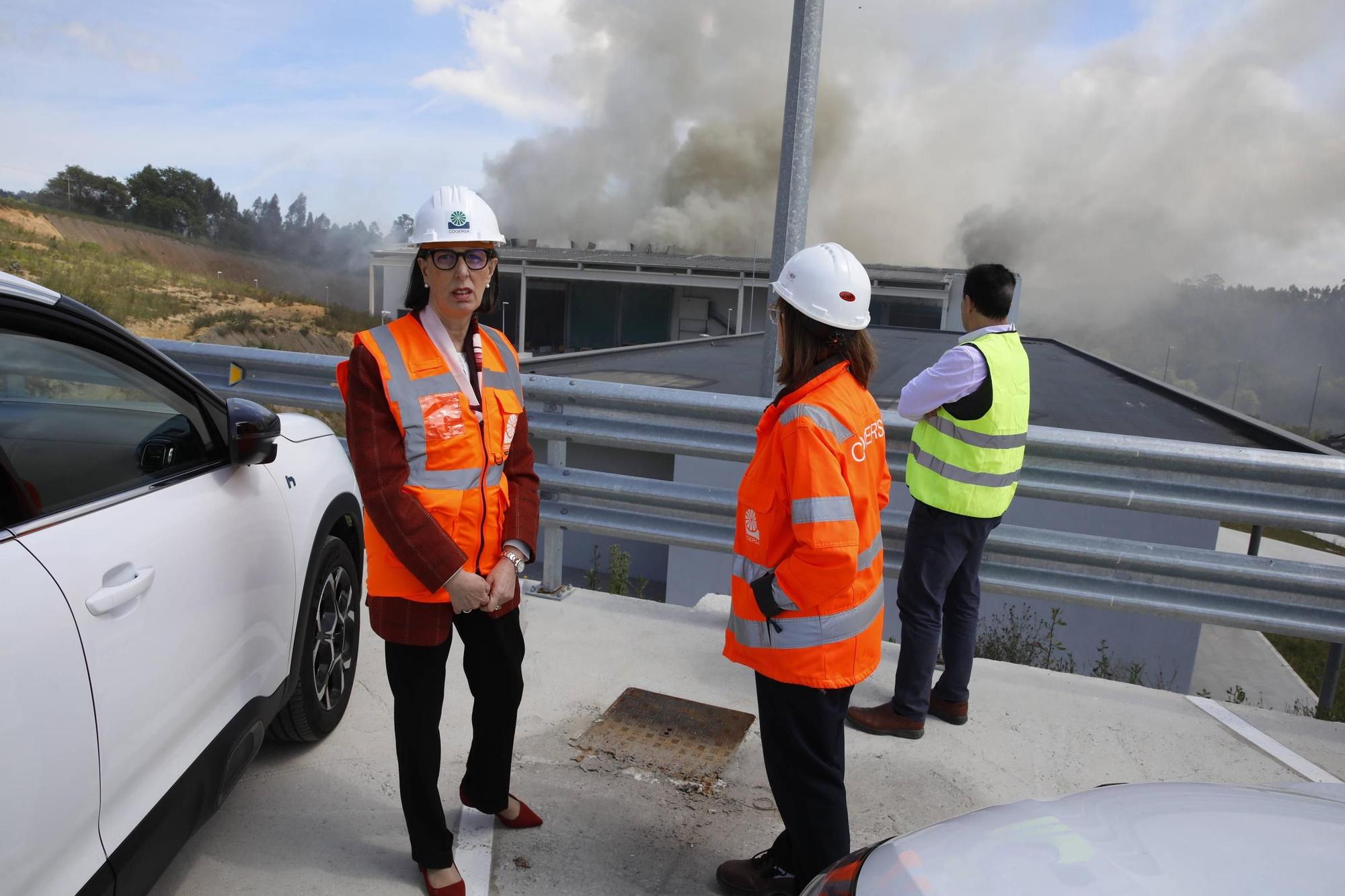 Así fue el espectacular incendio en una planta de Cogersa en Gijón (en imágenes)