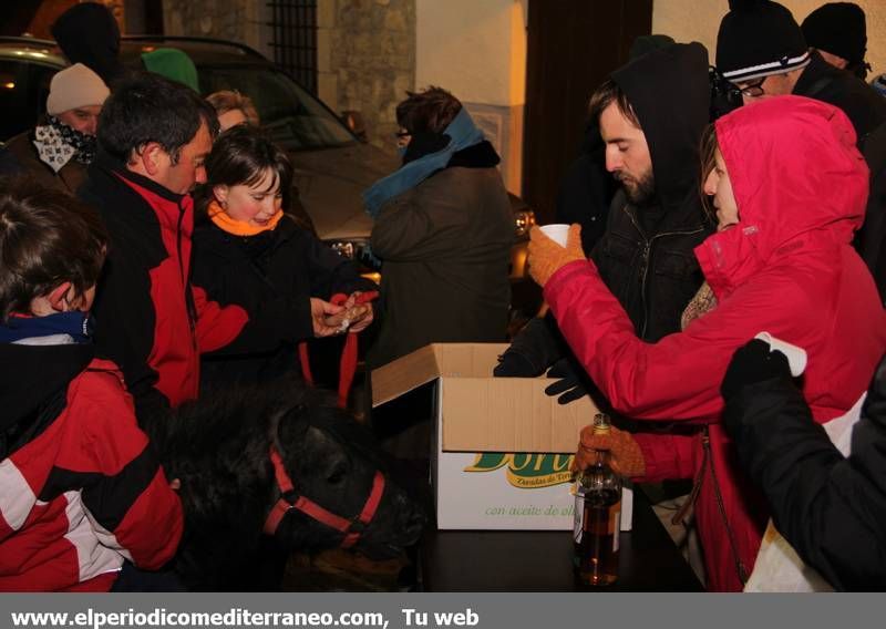 GALERÍA DE FOTOS -- Ares celebra Sant Antoni con las tradicionales hogueras y reparto de coquetas