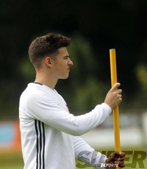 La plantilla entrena bajo la lluvia con el 'shock'