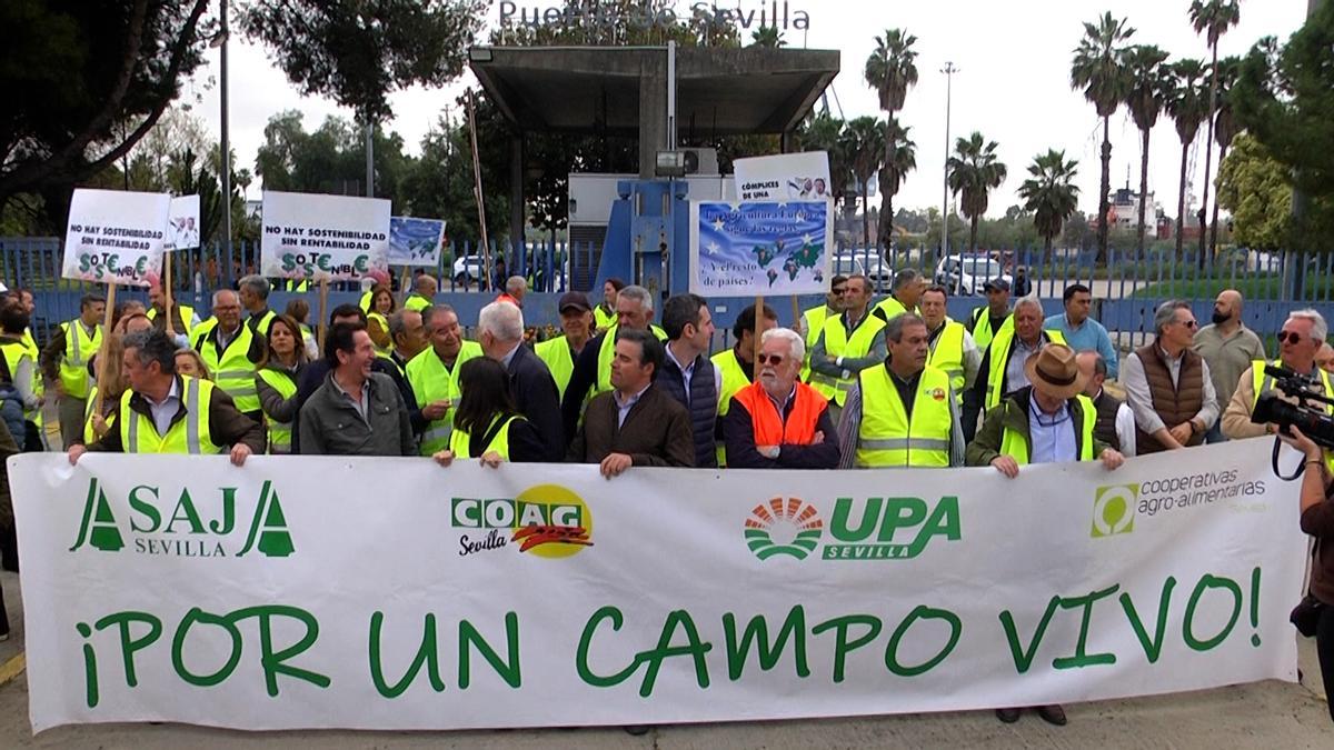 Protesta de los agricultores en la entrada del Puerto de Sevilla