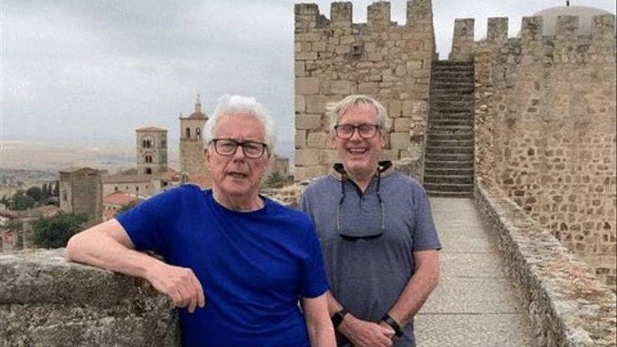 Ken Follett, en la muralla de Trujillo.