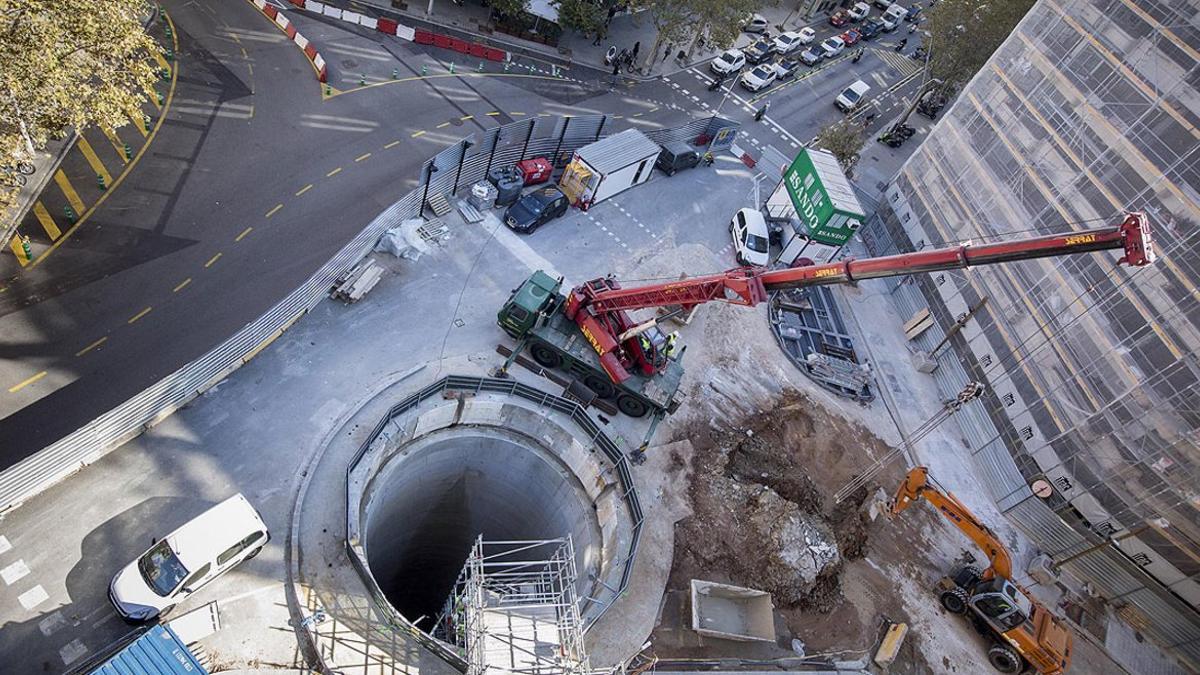 Obras del tren de alta velocidad en la calle de Urgell.