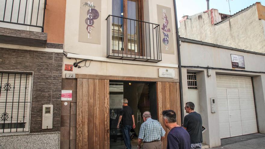 La Casa Natal de Miguel Hernández, en la calle San Juan, se encuentra abierta al público desde este mediodía