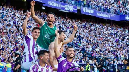 Los jugadores del Valladolid celebran con la afición el ascenso a Primera División