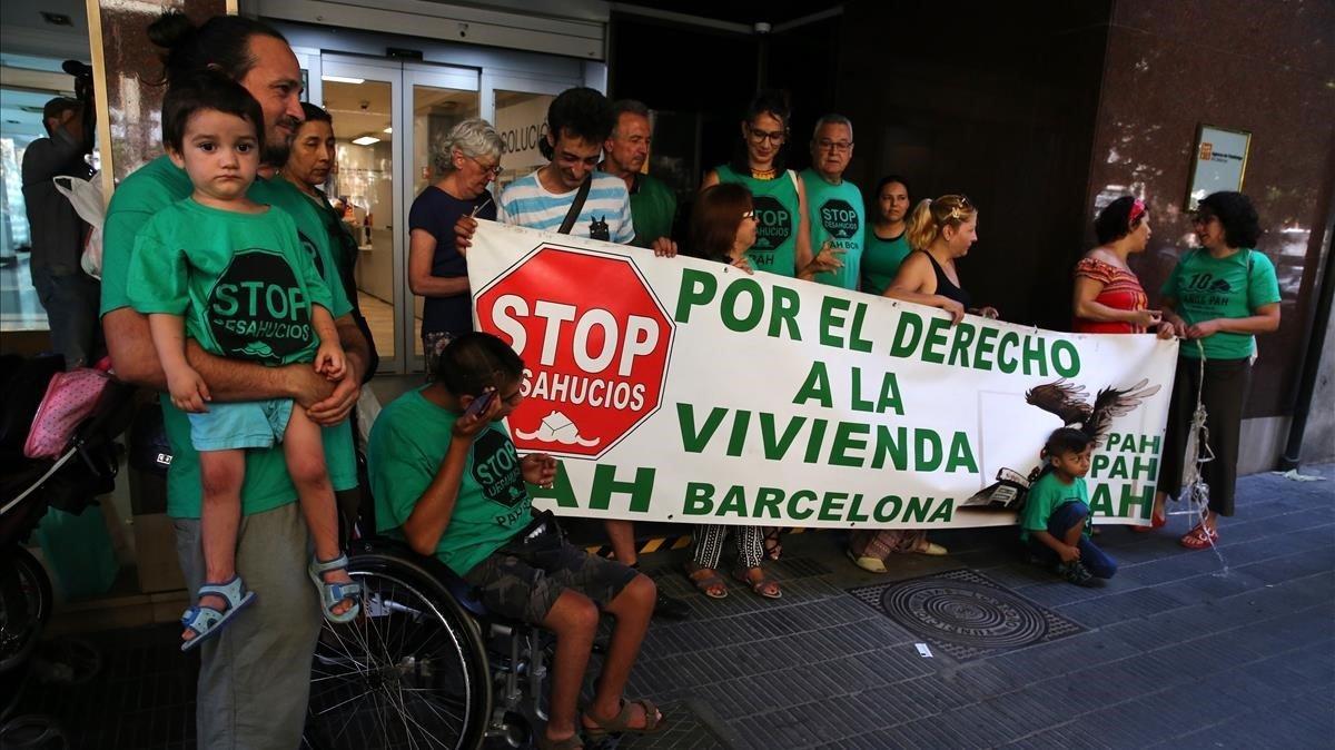 Miembros de la PAH concentrados ante la Agència de l’Habitatge de Catalunya, donde ha tenido lugar el encuentro