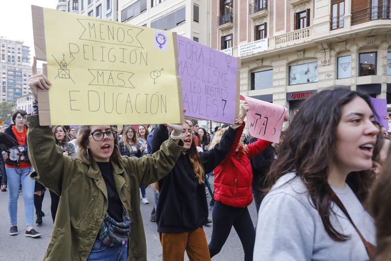 Estudiantes protestan en València contra el machismo en las aulas