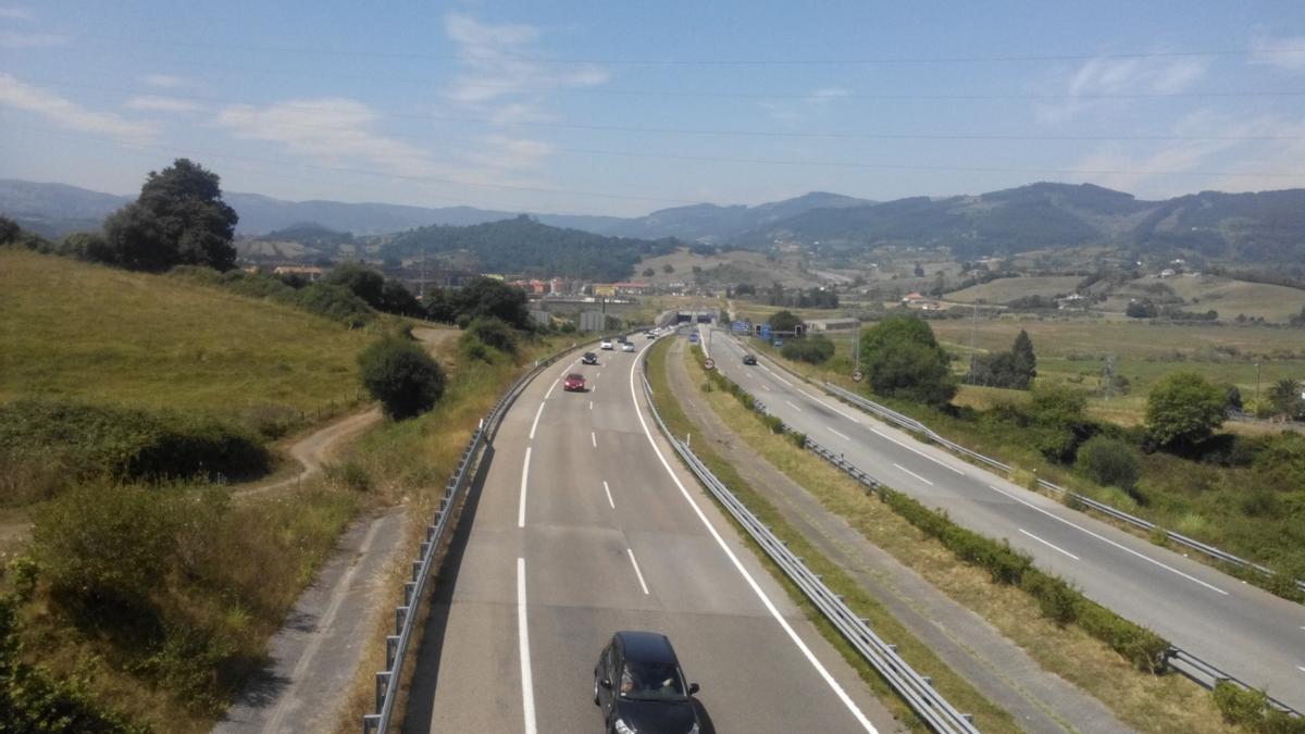 Coches circulan por una autovía.