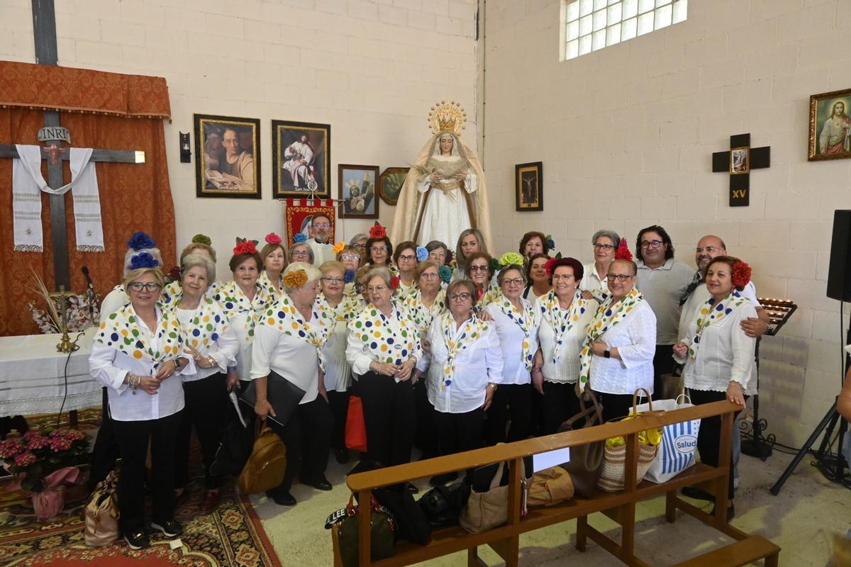 Integrantes del coro de Apromuba, que ha cantado en la misa romera, junto a la alcaldesa de Baena y el delegado de festejos.