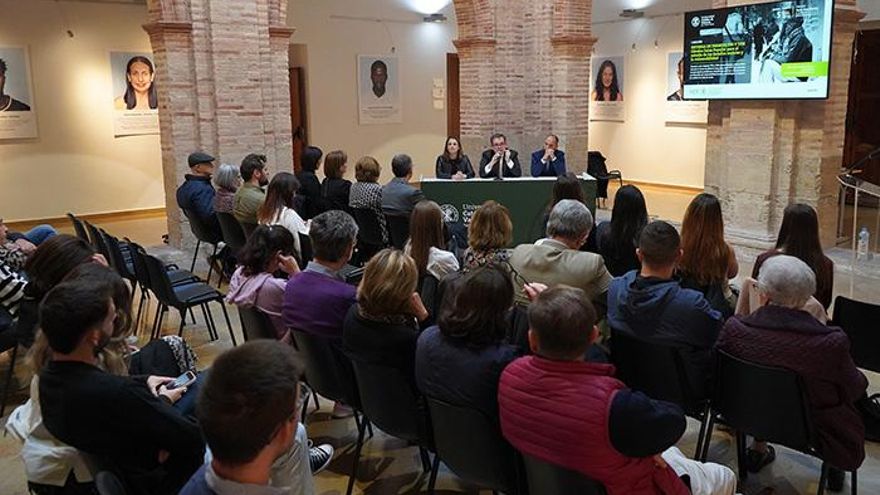 Els Premis Càtedra Caixa Popular reconeixen projectes d’ajuda als refugiats i el poble gitano