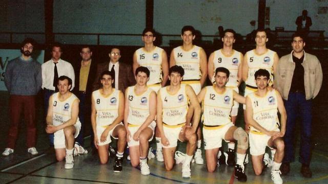 Plantilla del Basketmar en 1992 en la polideportiva de Riazor. | Cedida por Joaquín Arcega
