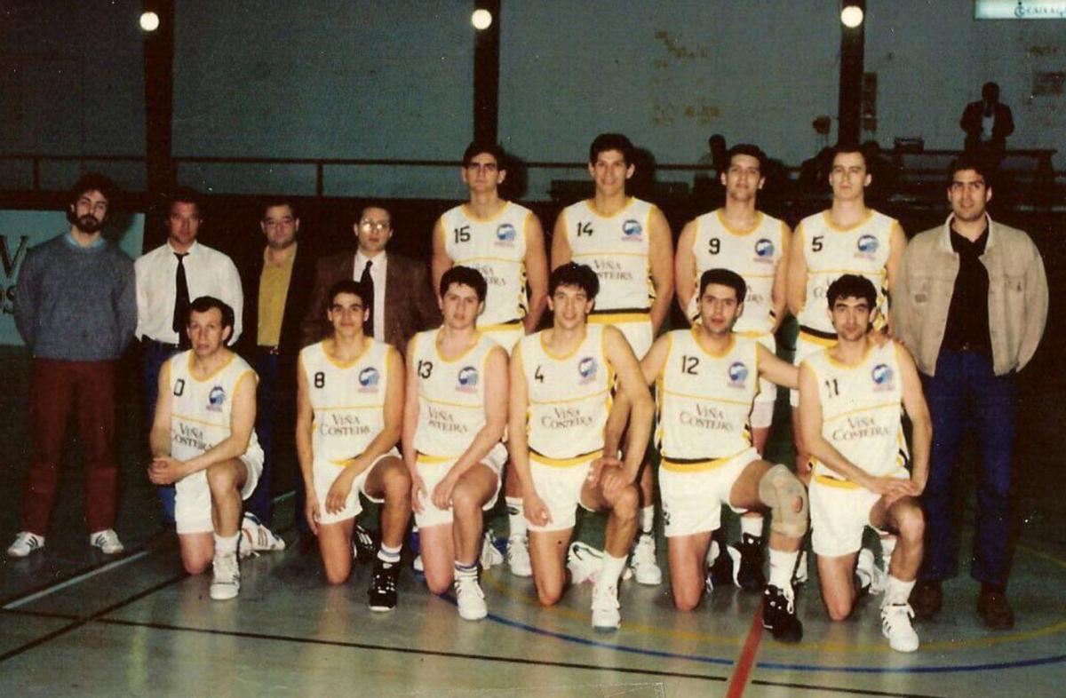 Plantilla del Basketmar en 1992 en la polideportiva de Riazor. | Cedida por Joaquín Arcega