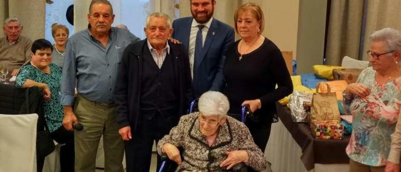 Los homenajeados, Teresa Sánchez y Ceferino González, junto a autoridades y familiares, en Villaviciosa.