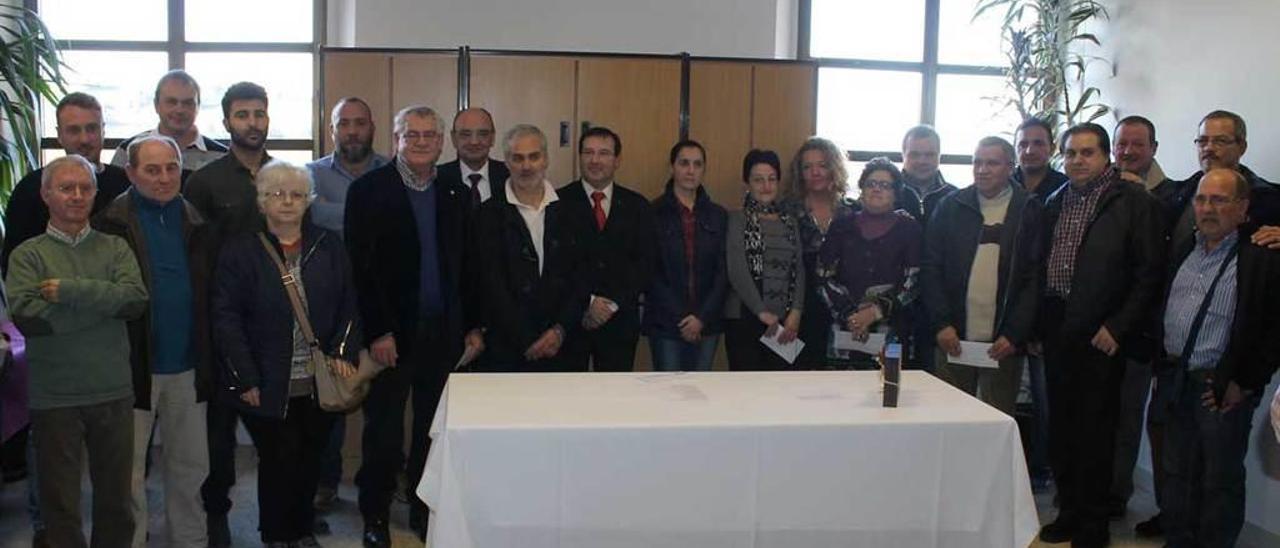 Patronos de la Fundación y los empleados premiados posando, ayer, en Carbayín.