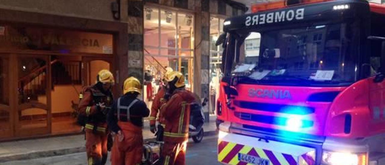 Los bomberos sofocan el fuego en un piso de Alzira