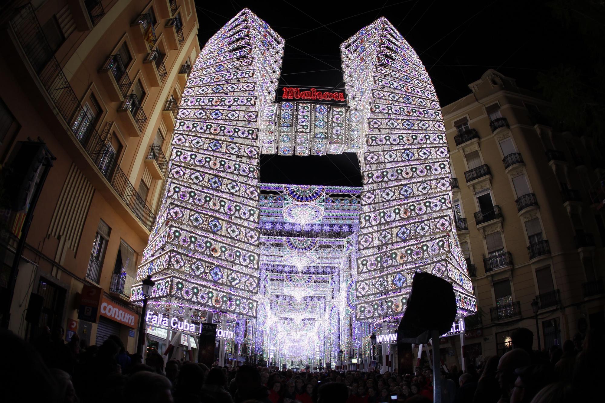Galería nostálgica de las calles iluminadas en Fallas (2010-2020)