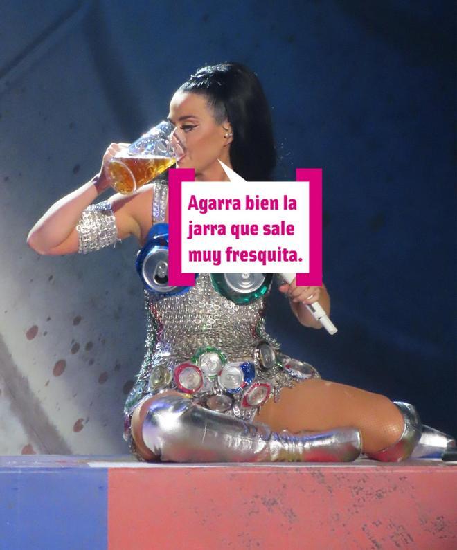 Katy Perry en su residencia en Las Vegas bebiendo cerveza