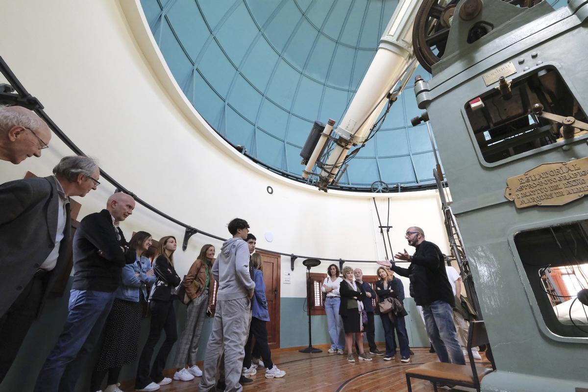 El conseller David Mascort y la directora del Meteocat, Sarai Sarroca, durante la jornada de puertas abiertas en el observatorio Fabra, en Barcelona.