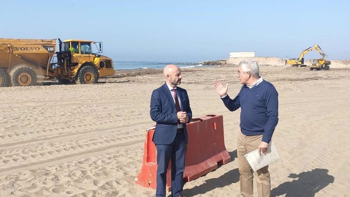 El subdelegado del Gobierno en Málaga, Javier Salas, en La Bajadilla, una de las playas que se regenerarán.