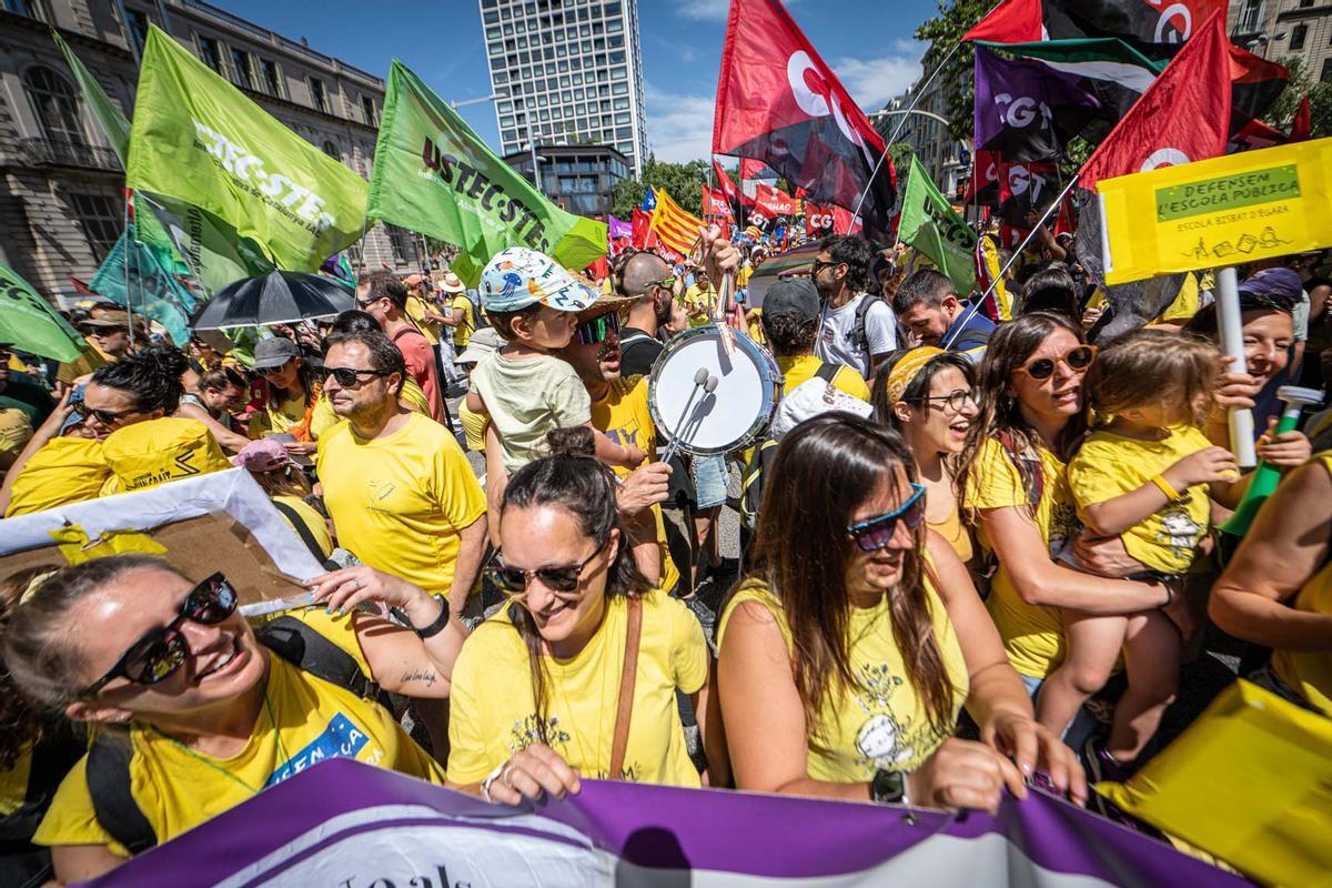Manifestación de docentes, familias y entidades educativas para reclamar un nuevo modelo de escuela en Catalunya