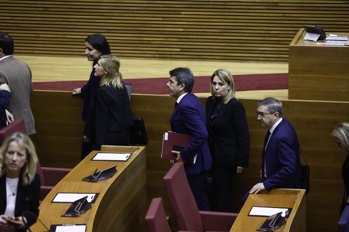 Mazón abandona el parlamento valenciano, secundado por Susana Camarero.