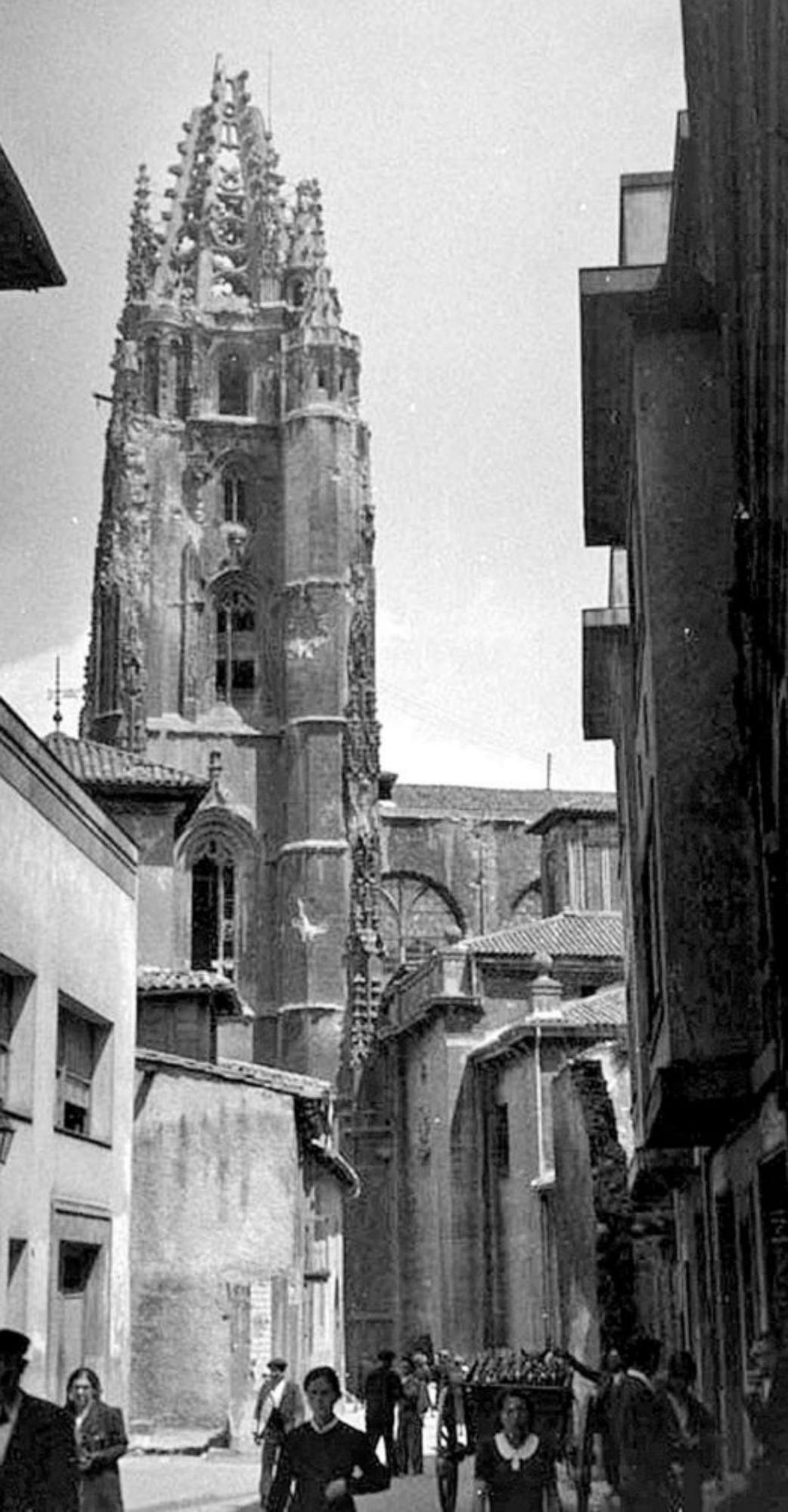 La torre de la Catedral, destrozada. |  LNE / Museo de Bellas Artes / Florentino López