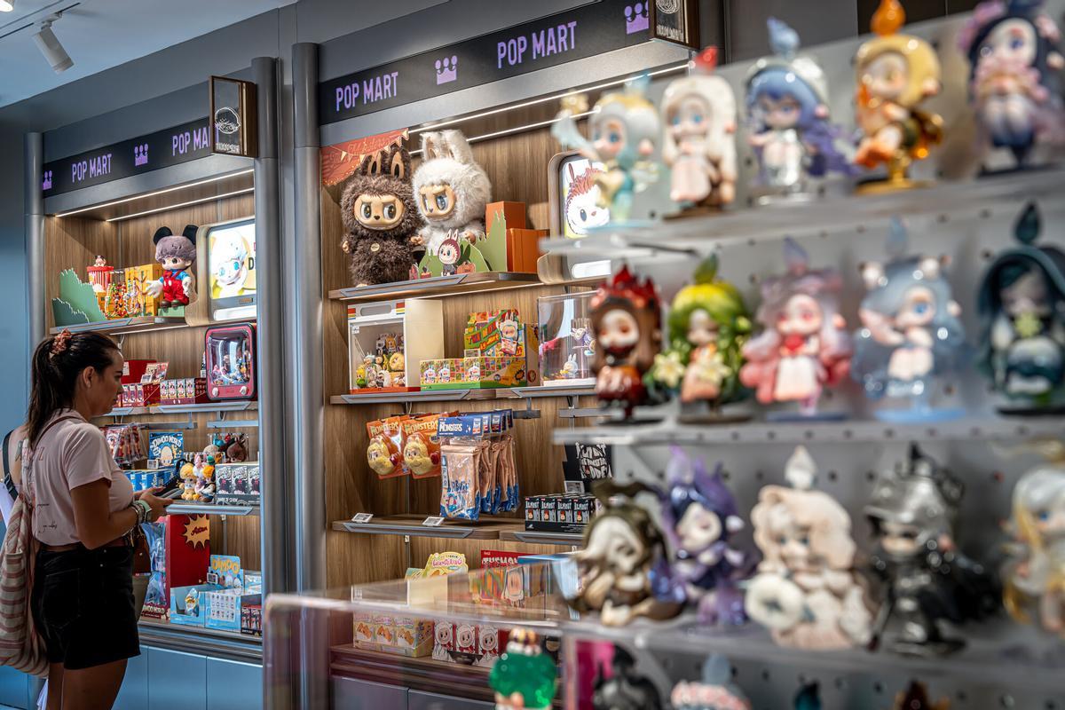 Barcelona 02/08/2025 On Barcelona. Abre la primera tienda oficial de Pop Mart. Es bastante viral. Con la apertura de la pop-up el año pasado hubo colas de 12 horas. Labubus, coleccionismo, labubu. AUTOR: MANU MITRU