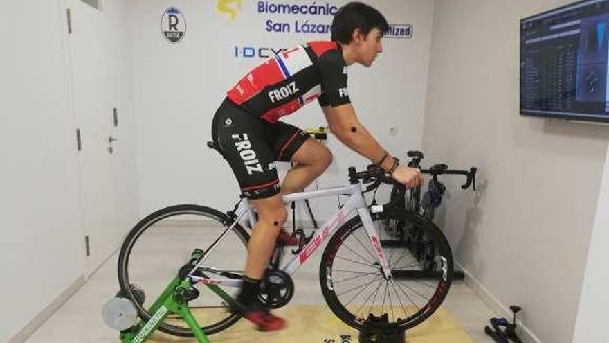 Estudio biomecánico a un ciclista del Froiz. // FdV