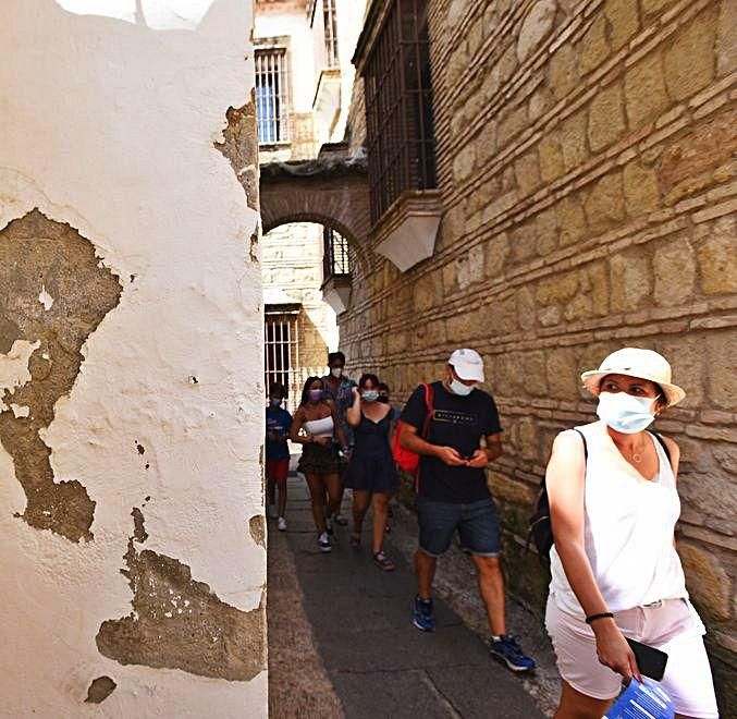 Turistas pasean por la Calleja de la Luna.