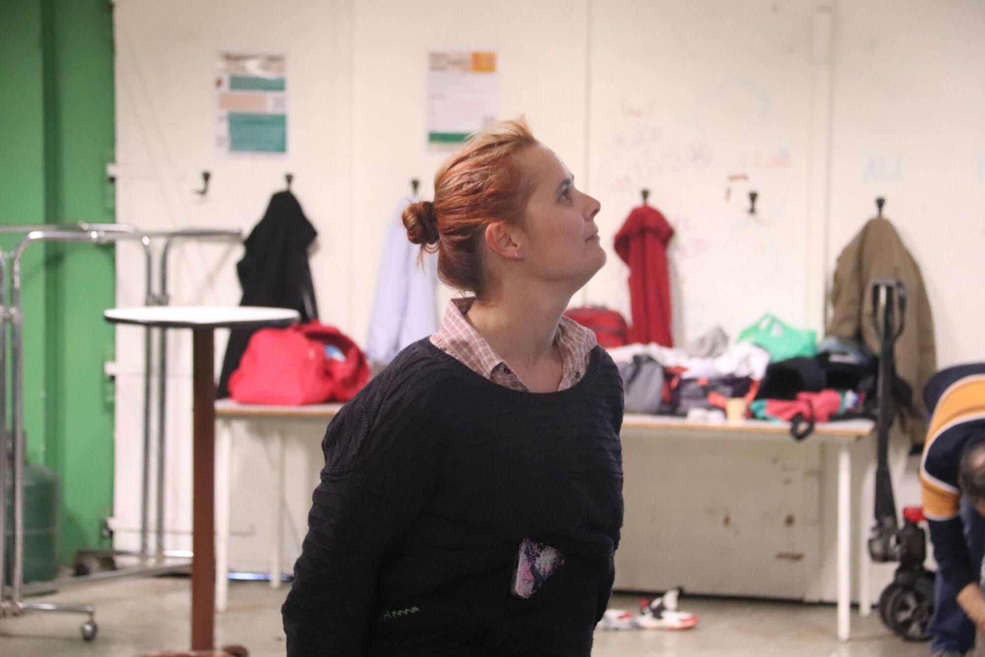 La cap de colla dels Castellers de Riberal controla una de les construccions que assagen en el local que té l'associació Aire Nou a Baó